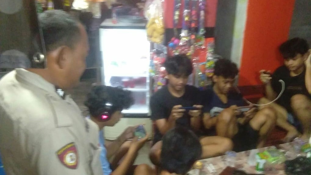 Polsek Menes Polres Pandeglang Gelar Patroli Malam, Temukan Pemuda Nongkrong Diduga Bermain Game Online 8 WhatsApp Image 2024 07 27 at 21.51.17