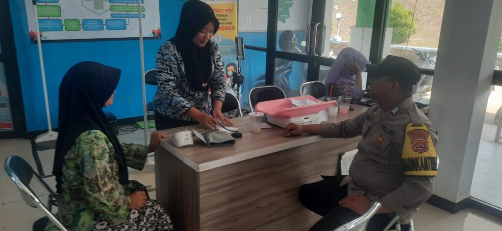 Bentuk Kepedulian Polsek Picung, Bhabinkamtibmas Sambangi Warga Sakit di Puskesmas Picung 9 WhatsApp Image 2024 07 27 at 22.07.05