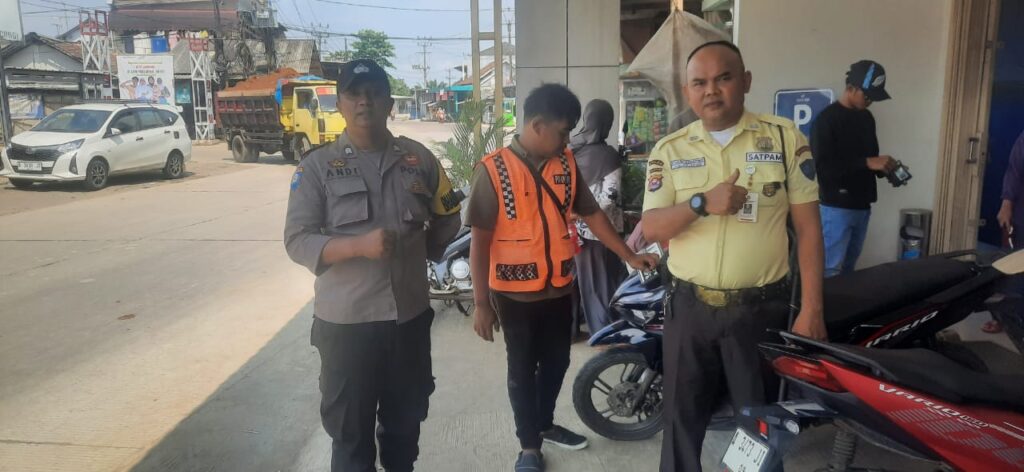 Bhabinkamtibmas Polsek Picung Sambangi Bank BJB KPC Picung, Tekankan Pentingnya Keamanan 3 WhatsApp Image 2024 07 27 at 22.07.58