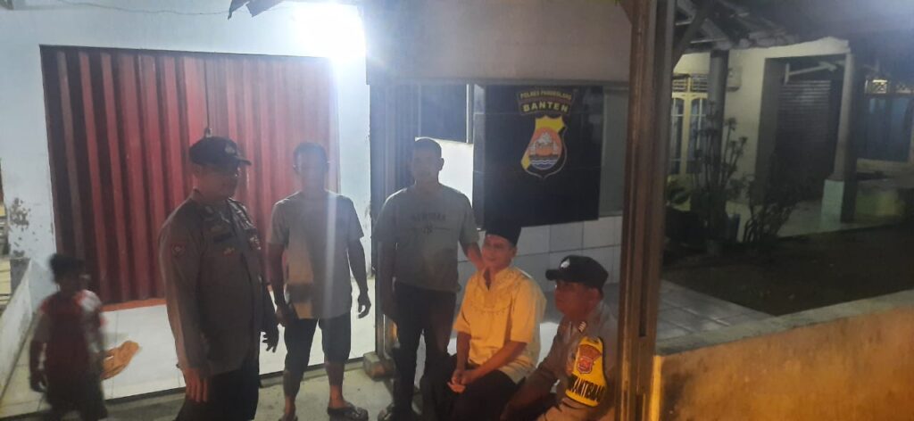 Polsek Picung Tingkatkan Keamanan melalui Giat Jaga di Pos Kamling 6 WhatsApp Image 2024 07 27 at 22.09.05