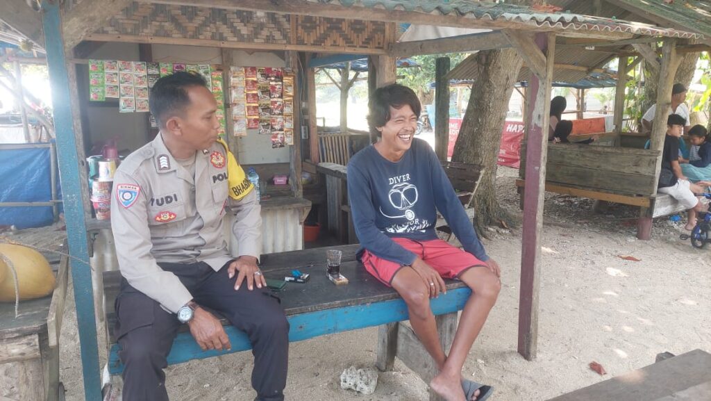 Bhabinkamtibmas Polsek Carita Berbincang dengan Pengelola Pantai Chery Carita 6 WhatsApp Image 2024 07 28 at 01.44.26