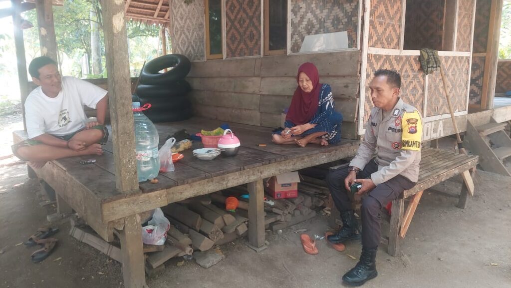 Bhabinkamtibmas Polsek Carita Bripka Yudi Sambangi Masyarakat Desa Sukarame 7 WhatsApp Image 2024 07 28 at 01.45.57