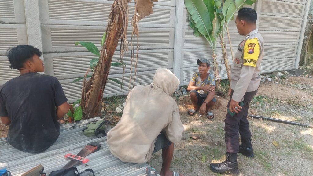 Bhabinkamtibmas Polsek Carita Bripka Yudi Berdialog dengan Para Tukang Kuli Bangunan di Desa Sukarame 8 WhatsApp Image 2024 07 28 at 01.48.32