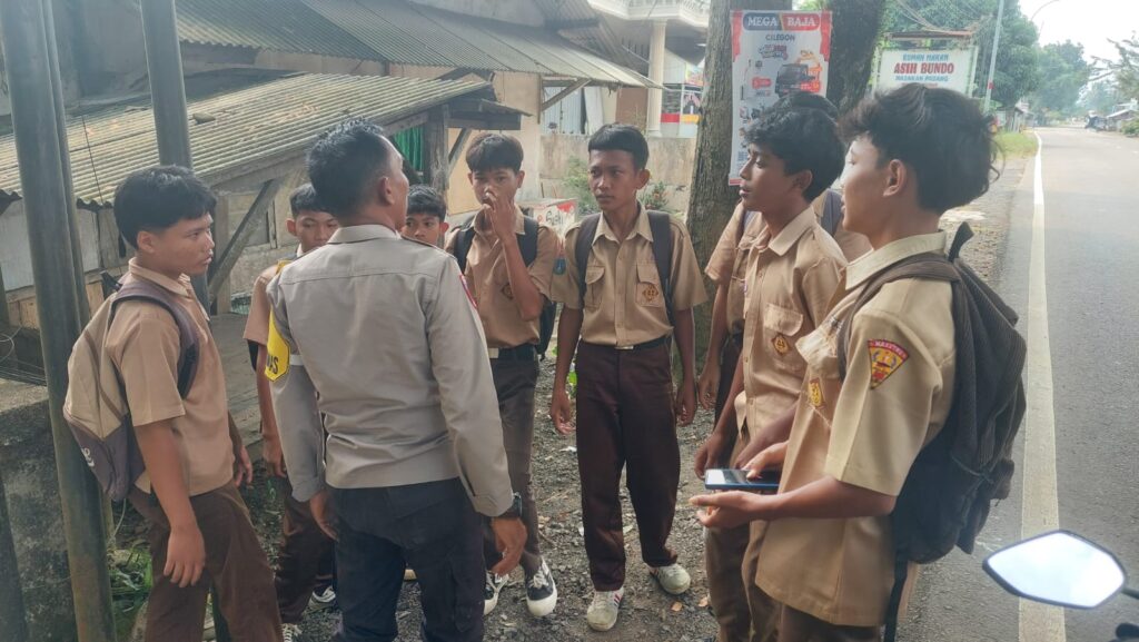 Personil Polsek Carita Bripka Yudi Beri Himbauan kepada Pelajar untuk Langsung Pulang Sekolah 2 WhatsApp Image 2024 07 28 at 02.54.33