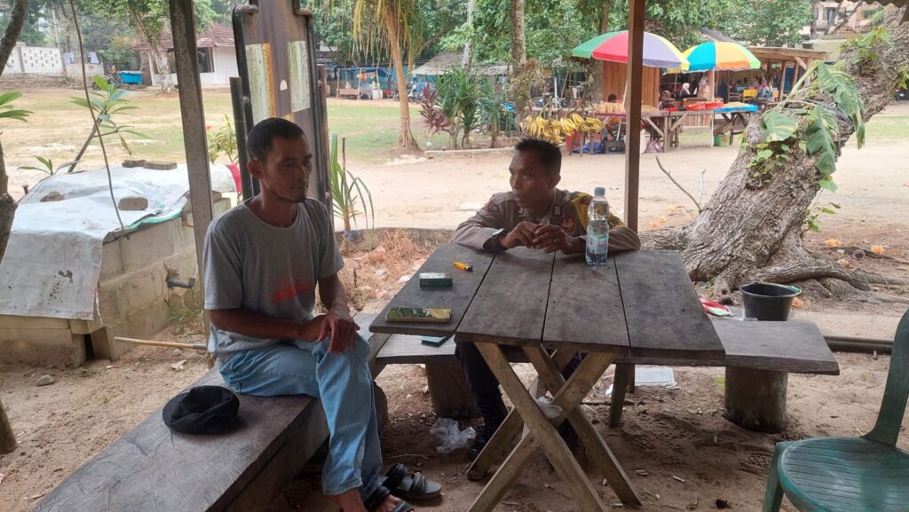 Personil Polsek Carita Bripka Yudi Berdialog dengan Pengunjung Pantai Carita 3 WhatsApp Image 2024 07 28 at 02.56.37
