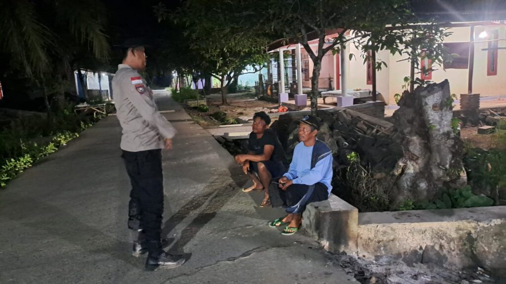 Polsek Cikeusik Gelar Patroli Dialogis Malam, Jaga Kamtibmas dan Dekatkan Diri dengan Masyarakat 4 WhatsApp Image 2024 07 28 at 07.35.21