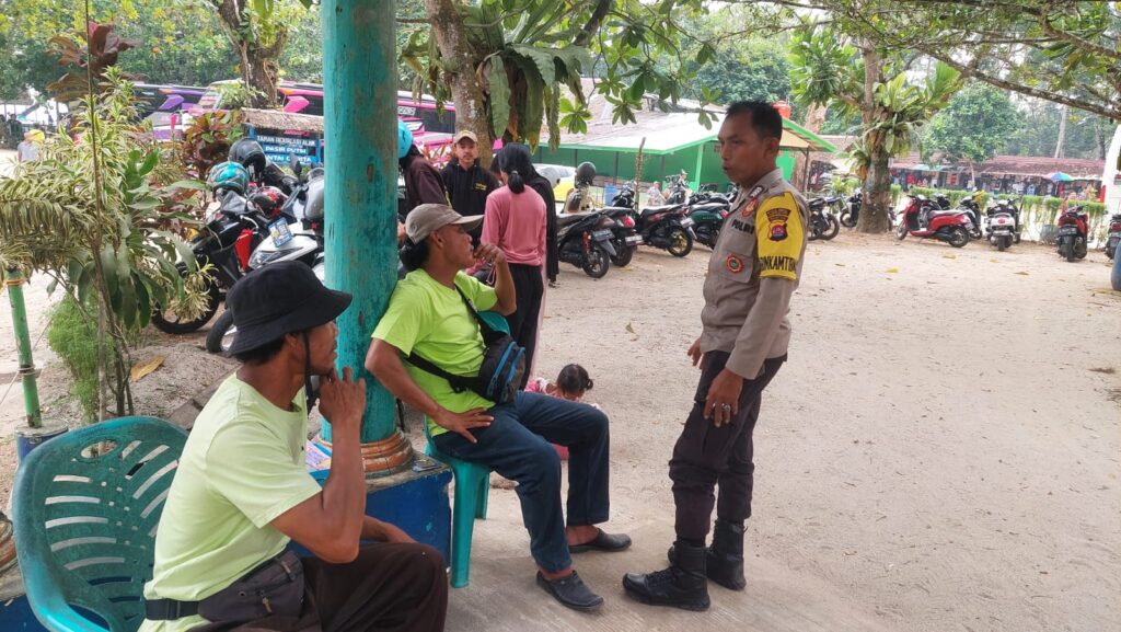 Personil Polsek Carita Bripka Yudi Beri Himbauan kepada Penjaga Parkir Pantai Carita 5 WhatsApp Image 2024 07 28 at 08.07.39