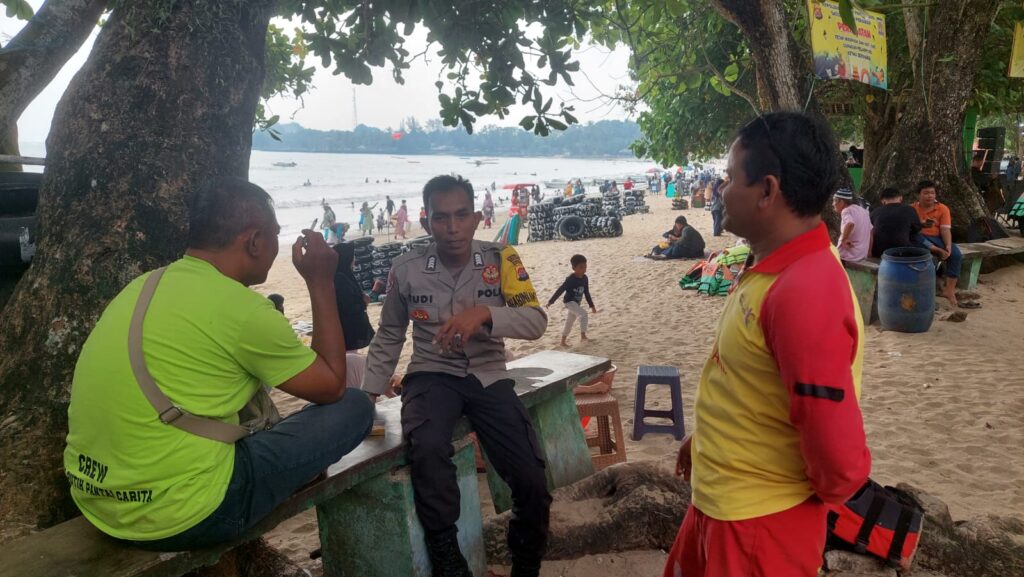 Personil Polsek Carita Bripka Yudi Berdialog dengan Balawista Life Guard tentang Keselamatan Pengunjung Pantai Pasir Putih Carita 6 WhatsApp Image 2024 07 28 at 08.10.57