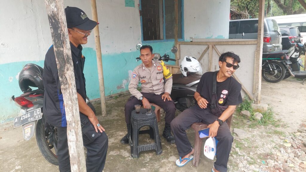 Bripka Yudi dari Polsek Carita Laksanakan Patroli Wisata di Pantai Karangsari 7 WhatsApp Image 2024 07 28 at 08.12.41