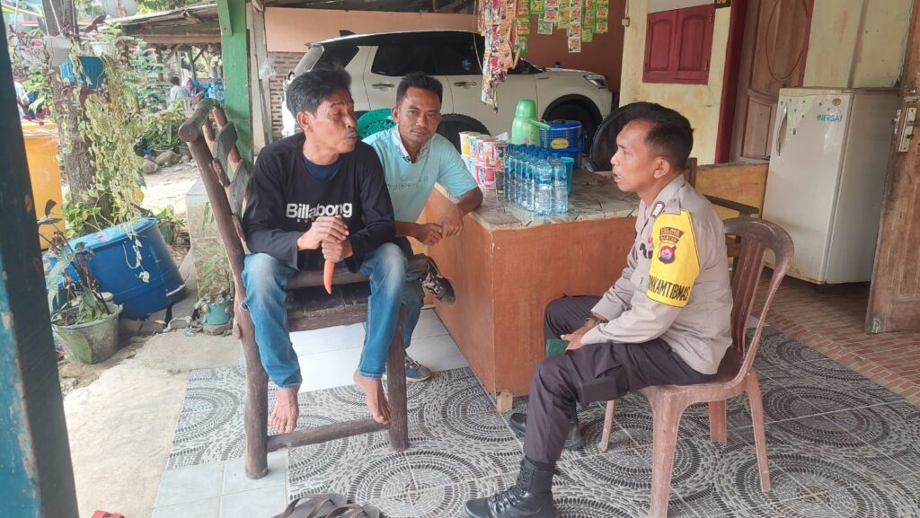Bripka Yudi dari Polsek Carita Patroli Siang ke Pantai Beri Himbauan kepada Pengunjung 8 WhatsApp Image 2024 07 28 at 08.16.53