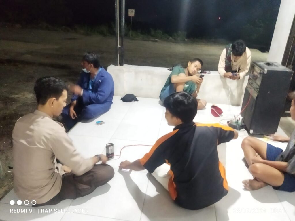 Personil Bhabinkamtibmas Polsek Bojong Polres Pandeglang Laksanakan Patroli Malam untuk Antisipasi Tindak Pidana 3C 9 WhatsApp Image 2024 07 28 at 08.38.27