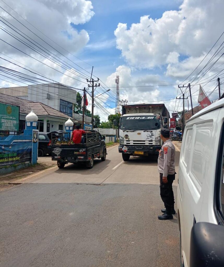 Polsek Bojong Polres Pandeglang Ciptakan Situasi yang Aman, Tertib, dan Lancar Berlalu Lintas di Persimpangan Pasar Bojong 10 WhatsApp Image 2024 07 28 at 09.11.35