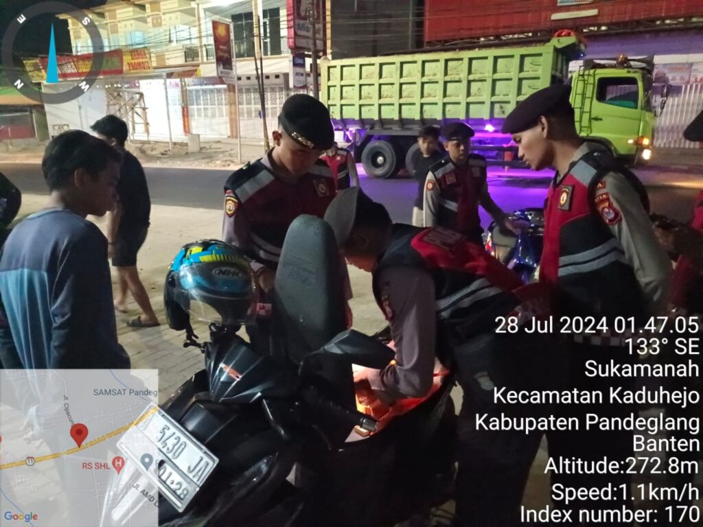 Sat Samapta Polres Pandeglang Menggelar Patroli Dialogis di Pertigaan Cigadung untuk Mencegah Aksi Kriminalitas 1 WhatsApp Image 2024 07 28 at 09.12.45