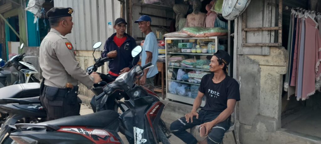 Polsek Picung Laksanakan Patroli Dialogis di Pasar Picung untuk Menjaga Keamanan dan Ketertiban 10 WhatsApp Image 2024 07 28 at 20.12.35