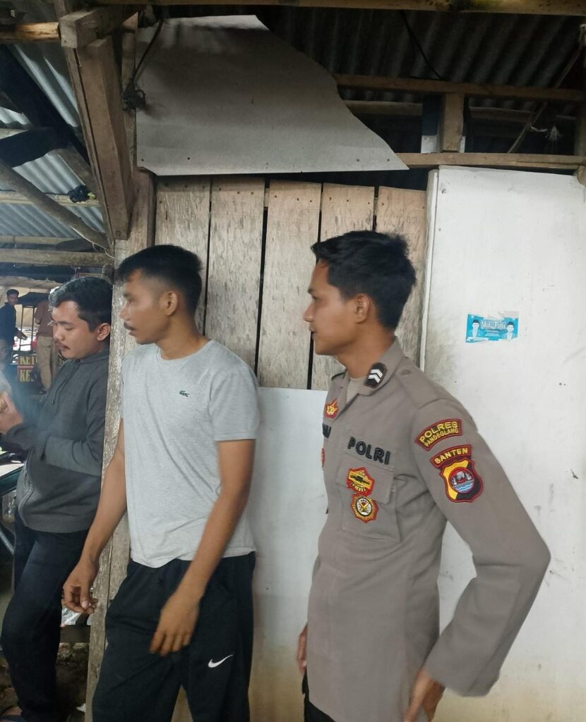Anggota Polsek Angsana Polres Pandeglang Briptu Dadan Laksanakan Patroli Dialogis di Desa Angsana 2 WhatsApp Image 2024 07 28 at 21.17.21