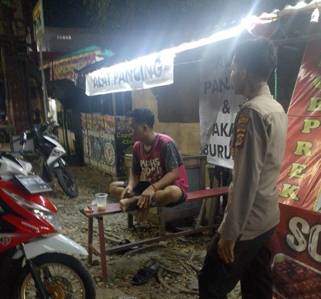 Cegah Kriminalitas, Anggota Polsek Angsana Polres Pandeglang Laksanakan Patroli Dialogis di Desa Cikayas 3 WhatsApp Image 2024 07 28 at 21.17.32