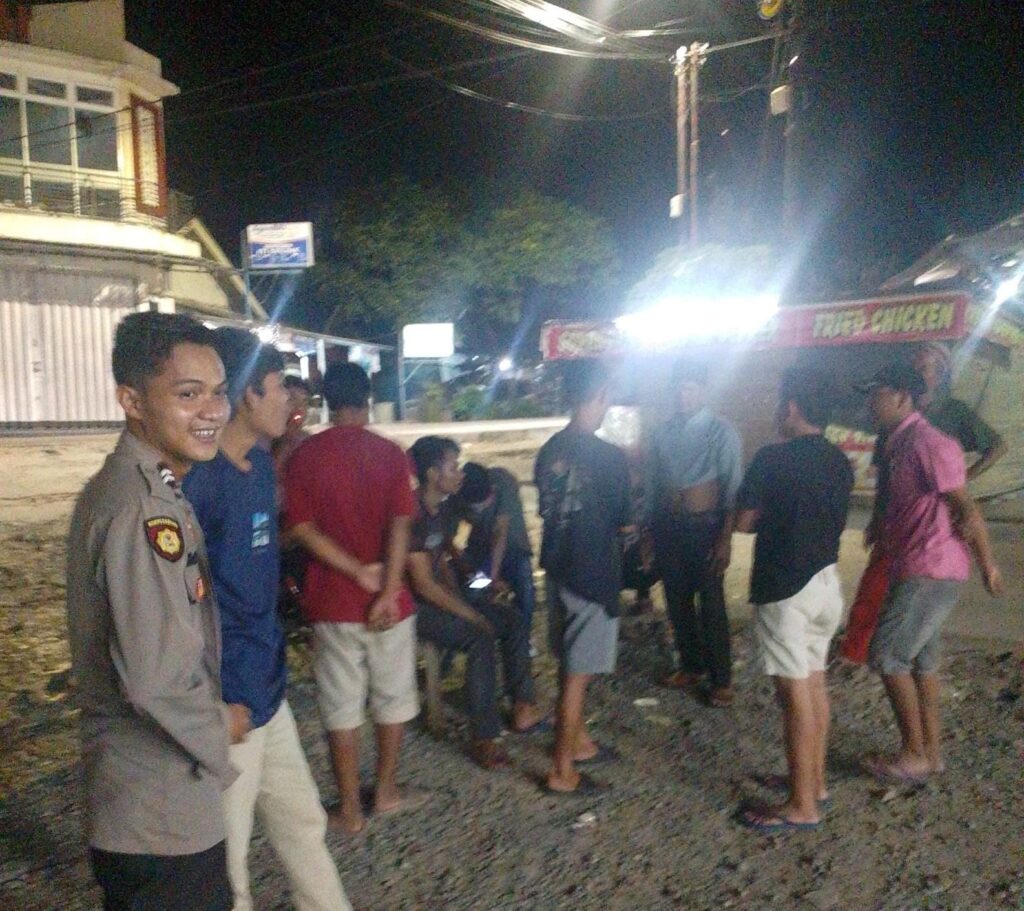 Anggota Polsek Angsana Polres Pandeglang Berikan Pesan Kamtibmas Saat Patroli Dialogis 4 WhatsApp Image 2024 07 28 at 21.17.41