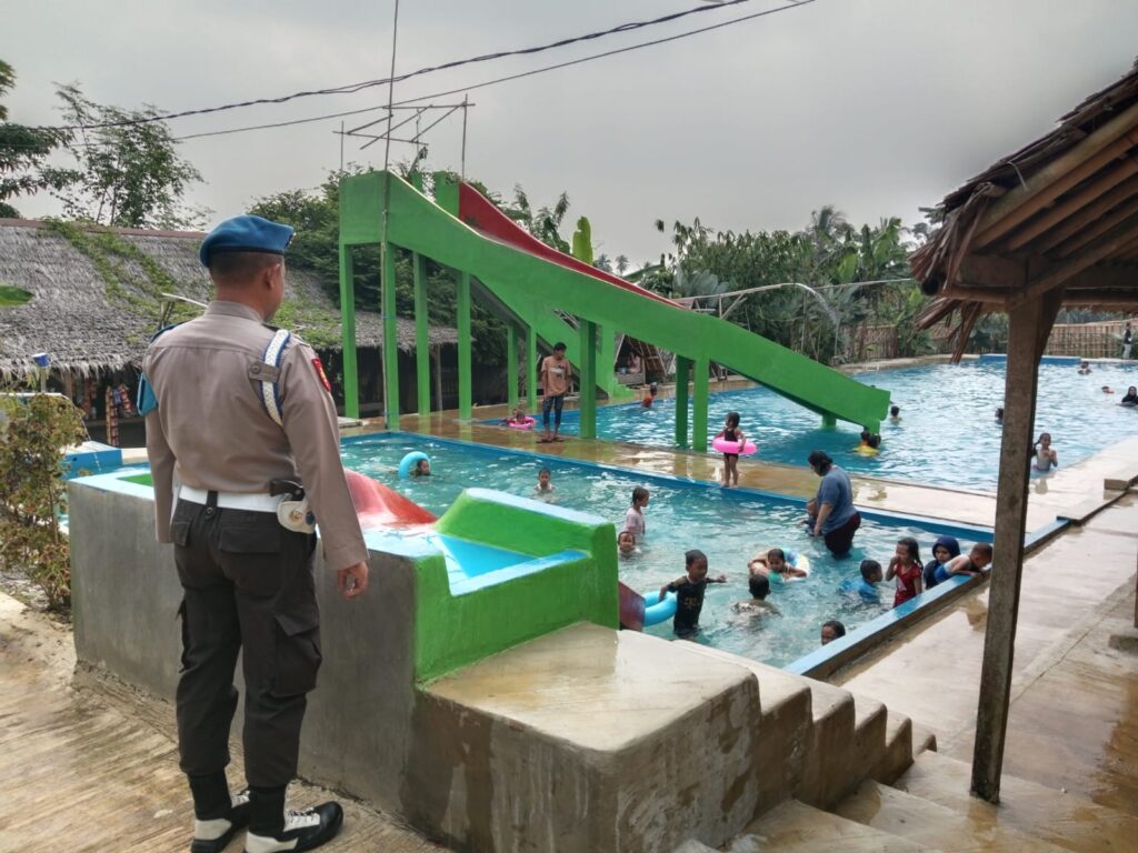 Polsek Cikedal Lakukan Pengamanan Objek Wisata di Wilayah Kecamatan Cikedal 6 WhatsApp Image 2024 07 28 at 22.24.37