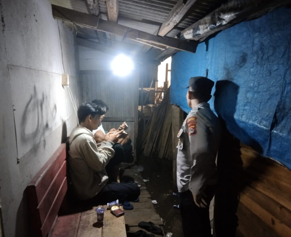 Ciptakan Kamtibmas yang Aman Kondusif Polsek Cikedal Patroli Malam 9 WhatsApp Image 2024 07 28 at 22.27.17