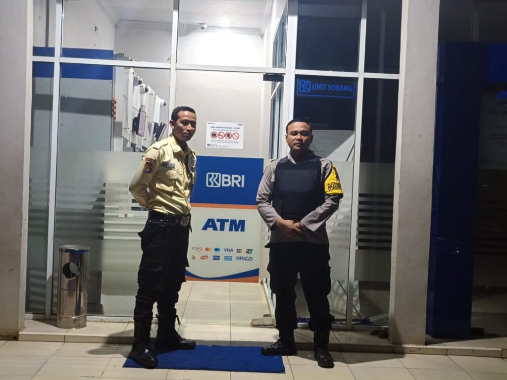 Polsek Panimbang Gelar Patroli dan Kontrol Petugas Keamanan BRI KCP Sobang untuk Menjaga Kamtibmas 10 WhatsApp Image 2024 07 29 at 00.05.39
