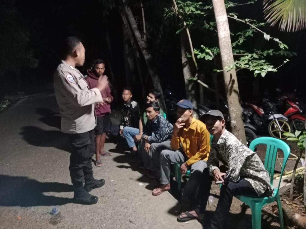 Bhabinkamtibmas Polsek Carita Bripka Eko Lakukan Sambang ke Masyarakat Desa Sukarae 1 WhatsApp Image 2024 07 29 at 06.33.27