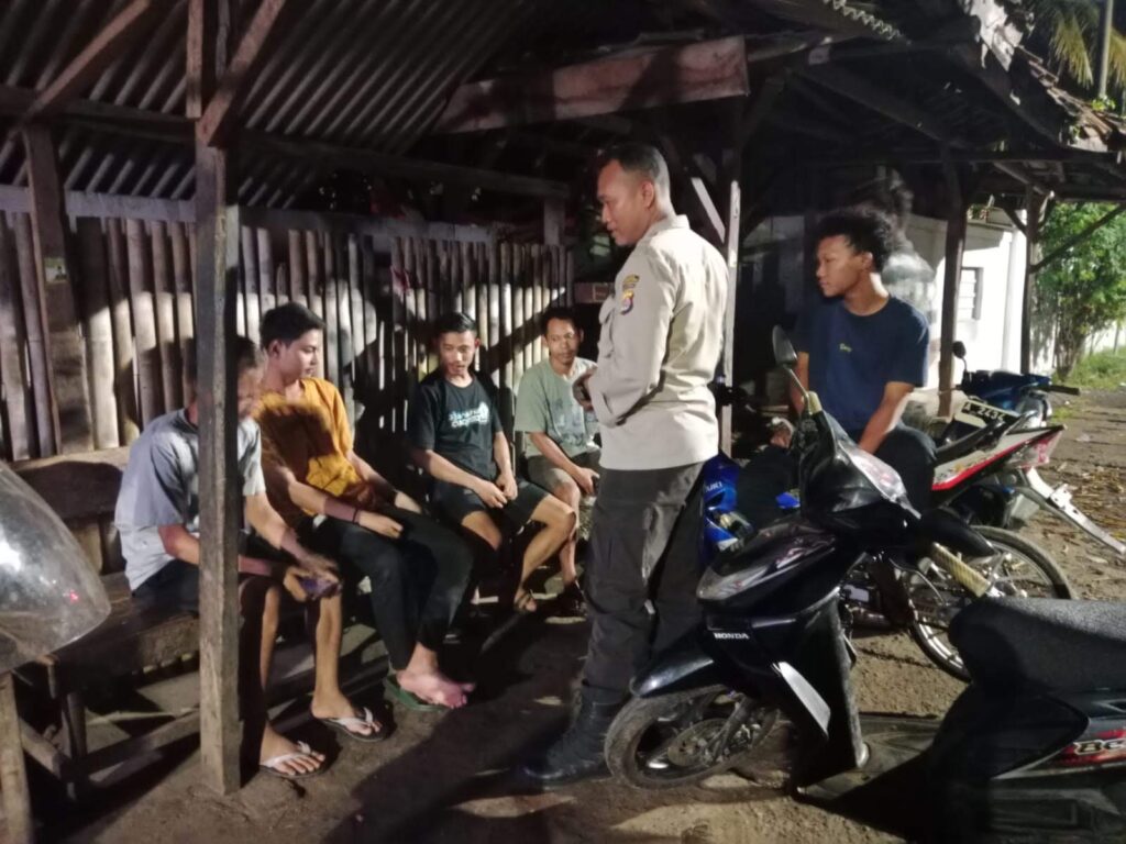 Bhabinkamtibmas Polsek Carita Bripka Eko Himbau Remaja untuk Pulang Awal dan Hindari Aktivitas Negatif 2 WhatsApp Image 2024 07 29 at 06.37.25