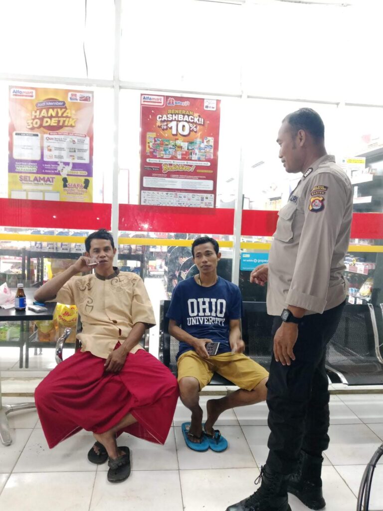 Personil Polsek Carita Bripka Eko Laksanakan Patroli Malam ke Mini Market dan Berbincang dengan Pengunjung 3 WhatsApp Image 2024 07 29 at 06.39.07