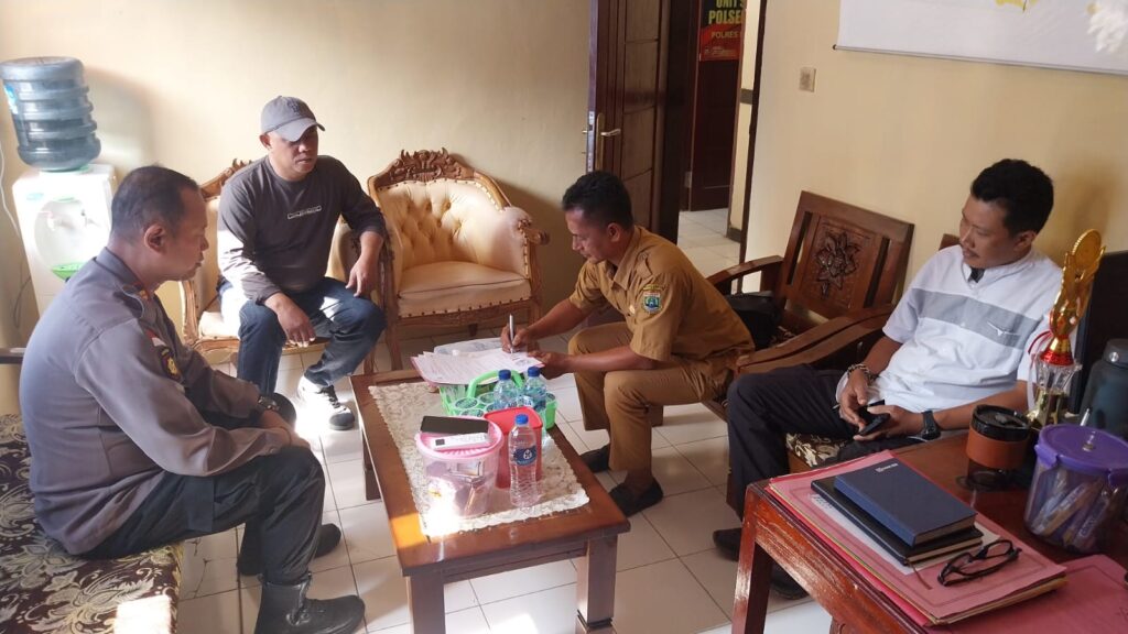 Polsek Sumur dan SMAN 16 Pandeglang Jalin Kemitraan, Wujudkan Lingkungan Sekolah yang Aman dan Kondusif 2 WhatsApp Image 2024 07 29 at 10.47.28