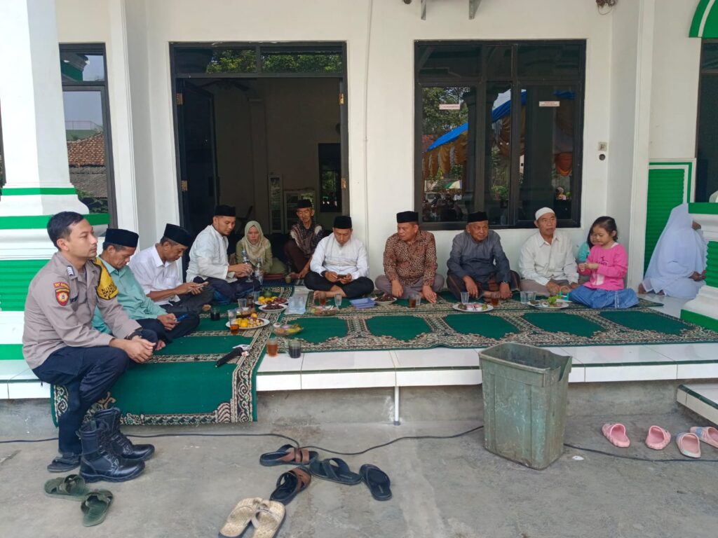 Jalin Silaturahmi, Polsek Menes Pandeglang Sambangi Tokoh Agama 5 WhatsApp Image 2024 07 29 at 13.12.15