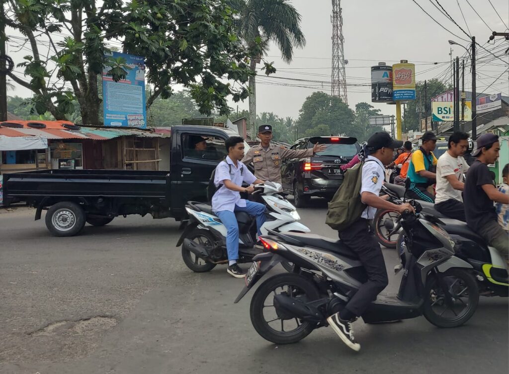 Wujudkan Pelayanan Kepada Masyarakat, Polsek Menes Atur Lalin di Awal Pekan 10 WhatsApp Image 2024 07 29 at 13.37.49