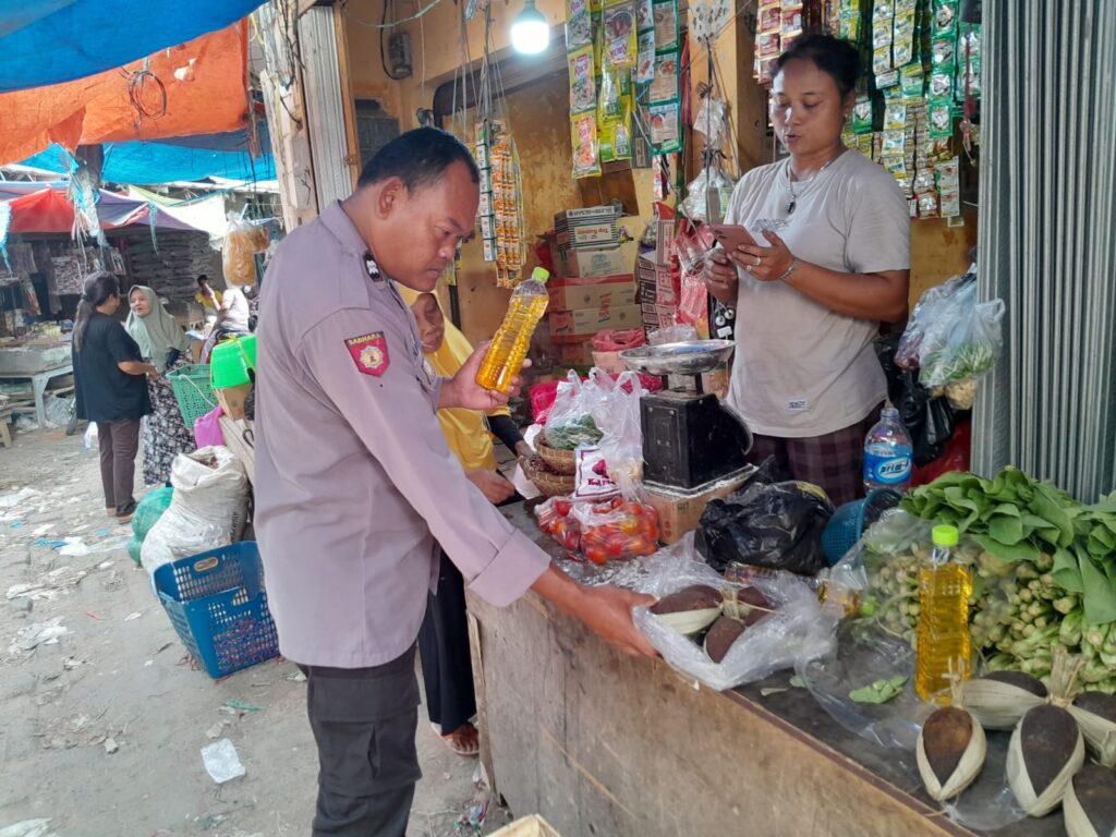 Antisipasi Kelangkaan Bahan Pokok, Polsek Menes Sisir Pasar 2 WhatsApp Image 2024 07 29 at 13.41.14