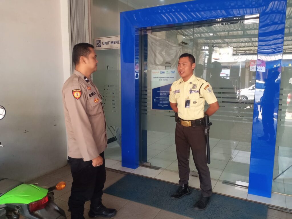 Cegah Tindak Pidana, Polsek Menes Jaga Keamanan Bersama Satpam Bank 1 WhatsApp Image 2024 07 29 at 15.13.47