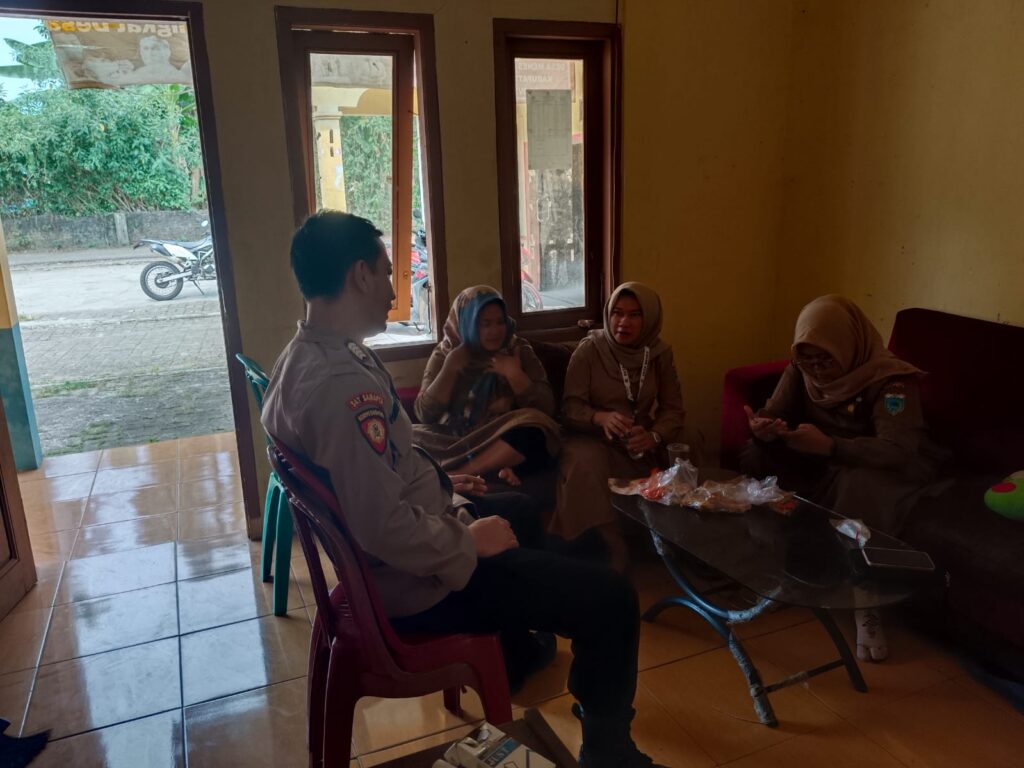 Berkunjung Kekantor Desa, Pak Bhabin Polsek Menes Berikan Himbauan dan Ajak Kerjasama 6 WhatsApp Image 2024 07 29 at 15.16.45