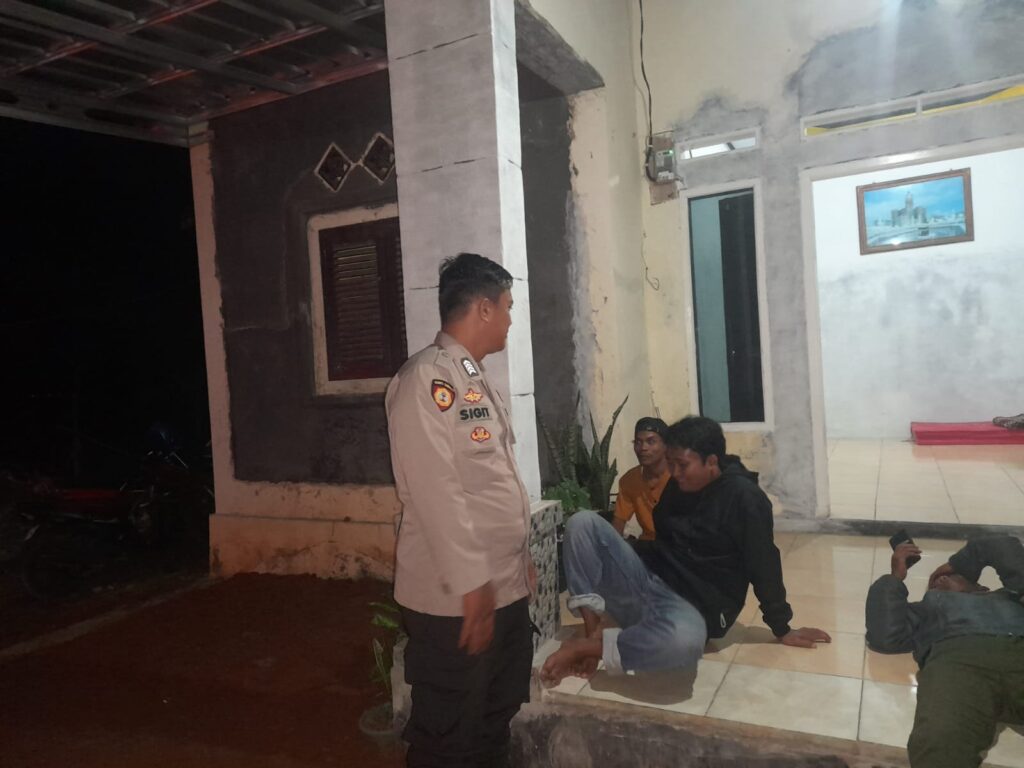 Lakukan Patroli Malam Bhabinkamtibmas Polsek Patia Sampaikan Pesan Kamtibmas 3 WhatsApp Image 2024 07 29 at 15.31.27