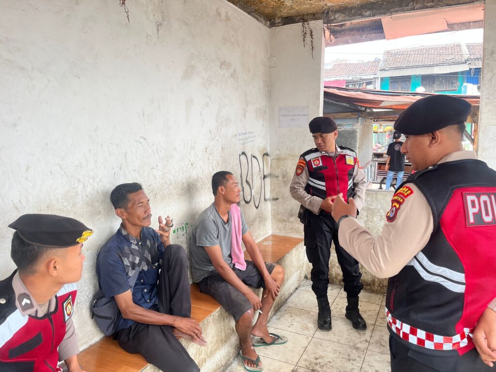 Sat Samapta Polres Pandeglang Sambangi Pedagang Asongan di Pemberhentian Bus Mengger, Berikan Himbauan Kamtibmas 6 WhatsApp Image 2024 07 29 at 16.24.34 1