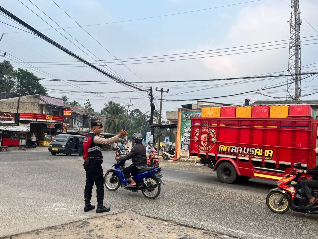 Sat Samapta Polres Pandeglang Gelar Kegiatan Gatur Lalin di Pertigaan Mengger 7 WhatsApp Image 2024 07 29 at 16.24.34