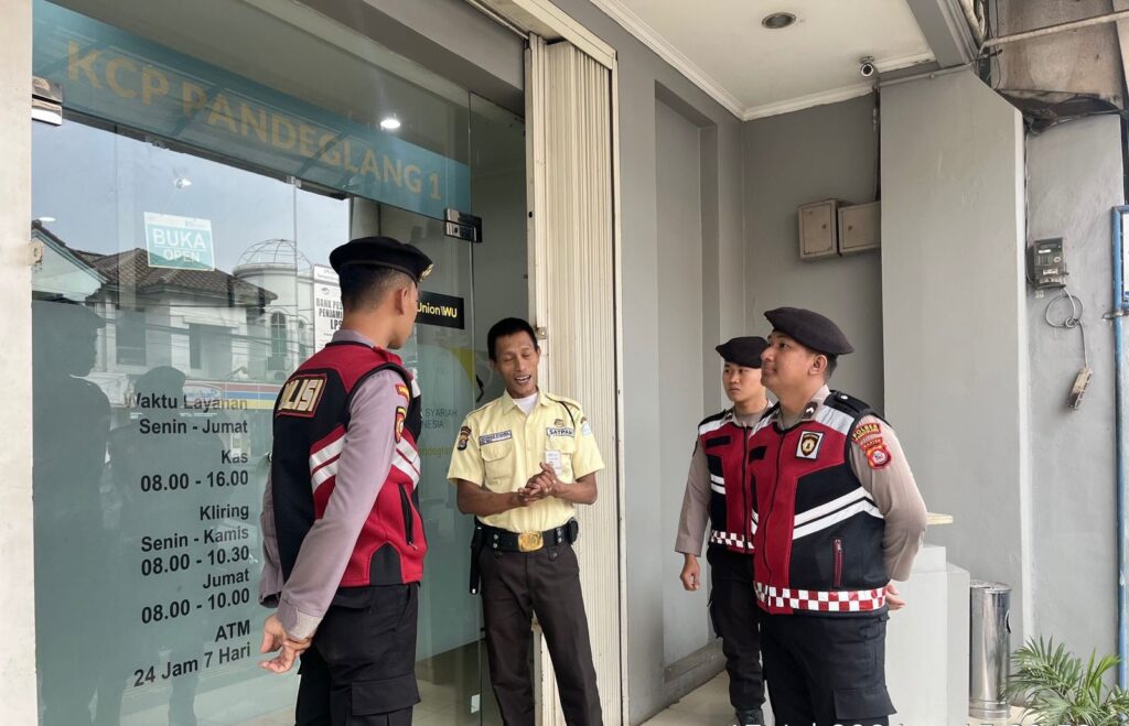 Sat Samapta Polres Pandeglang Sambangi Obyek Vital Bank BJB, Berikan Himbauan Kamtibmas 5 WhatsApp Image 2024 07 29 at 16.24.34 2