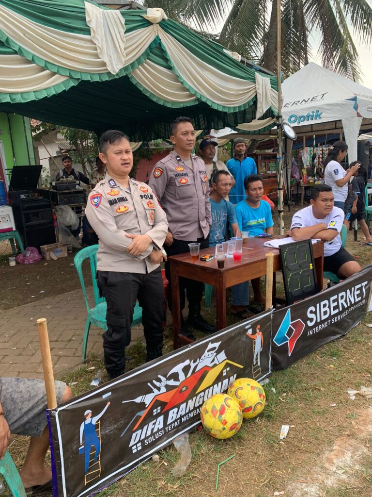 Polsek Panimbang Melaksanakan Pengamanan Pertandingan Sepak Bola antar RW 1 WhatsApp Image 2024 07 29 at 18.08.35