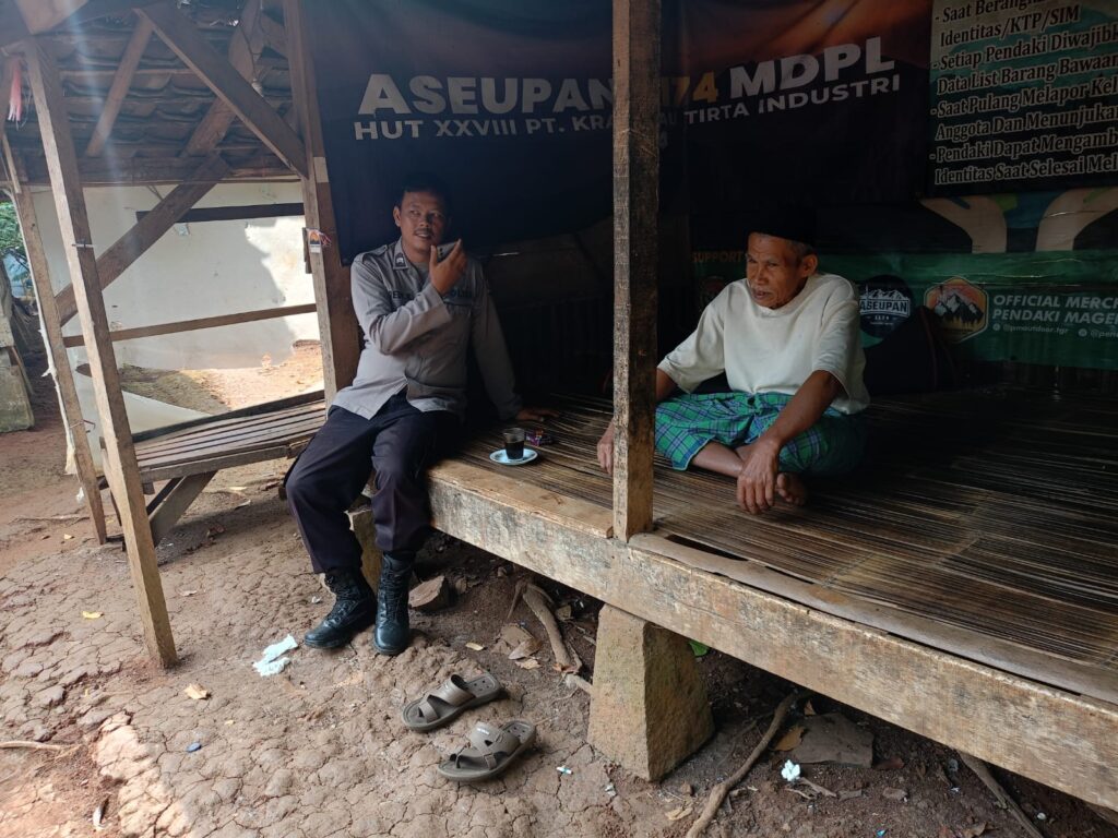 Bhabinkamtibmas Polsek Jiput Jalin Silaturahmi dengan Warga 9 WhatsApp Image 2024 07 29 at 21.11.54