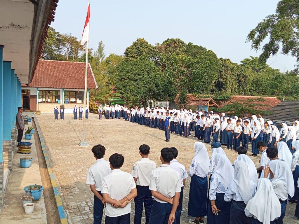 Kapolsek Angsana Polres Pandeglang Jadi Pembina Upacara di SMPN 1 Angsana dan Sampaikan Tentang Kenakalan Remaja, Bahaya Narkoba, dan Tertib Berlalulintas 6 WhatsApp Image 2024 07 29 at 21.33.50