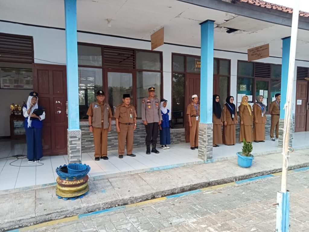 Cegah Tawuran Antar Pelajar, Kapolsek Angsana Jadi Pembina Upacara di SMPN 1 Angsana 1 WhatsApp Image 2024 07 29 at 21.34.02