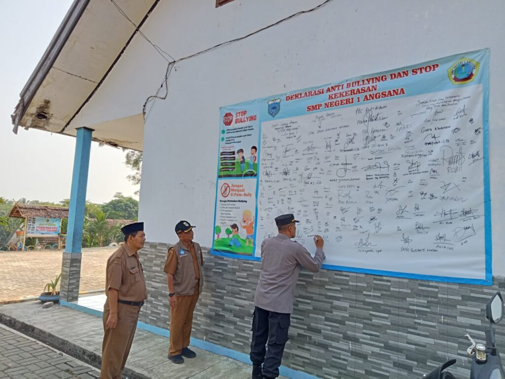 Kapolsek Angsana Polres Pandeglang Ikut Tandatangani Deklarasi Anti Bullying di SMPN 1 Angsana 3 WhatsApp Image 2024 07 29 at 21.34.29