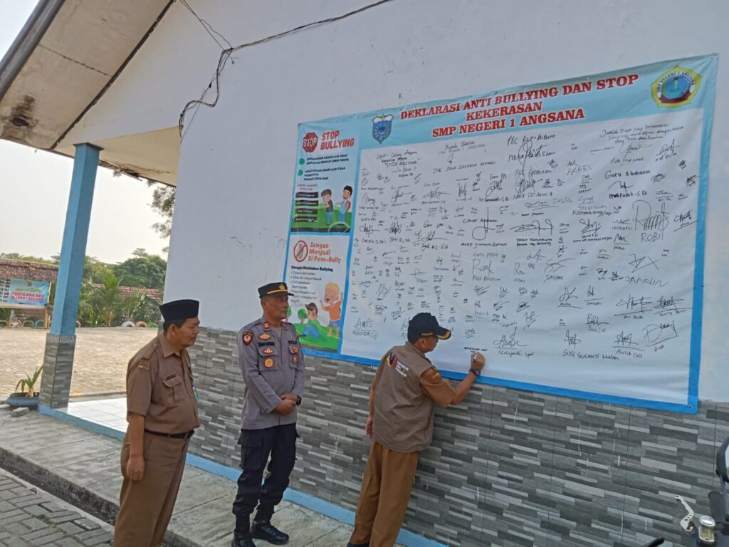 Cegah Bullying di Lingkungan Sekolah, Kapolsek Angsana Ikut Tandatangani Deklarasi Anti Bullying 4 WhatsApp Image 2024 07 29 at 21.34.39