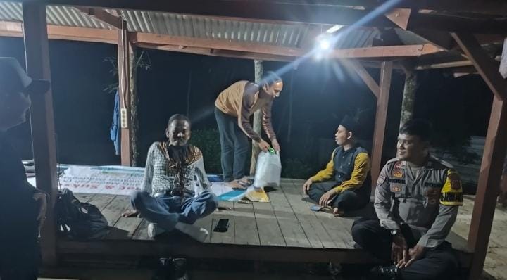 Bhabinkamtibmas Polsek Angsana Polres Pandeglang Brigadir Ruston Sambangi Masyarakat Desa Sumurlaban 7 WhatsApp Image 2024 07 29 at 21.35.04