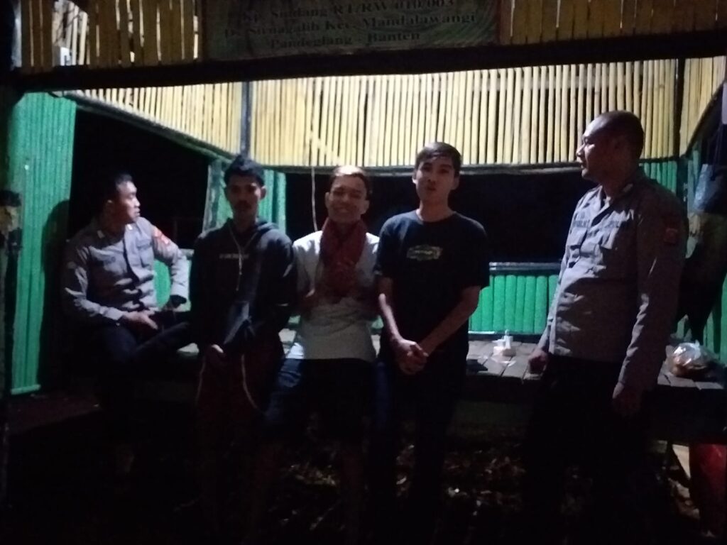 Bhabinkamtibmas Polsek Mandalawangi Giat Kontrol Pos Ronda, Jaga Keamanan Lingkungan 9 WhatsApp Image 2024 07 29 at 22.05.28