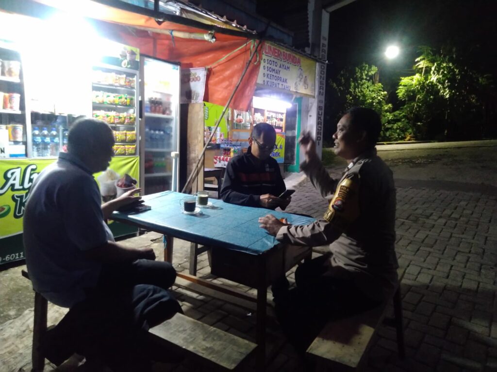 Polsek Carita Lakukan Patroli Malam dan Dialog Santai dengan Masyarakat 10 WhatsApp Image 2024 07 30 at 05.24.45