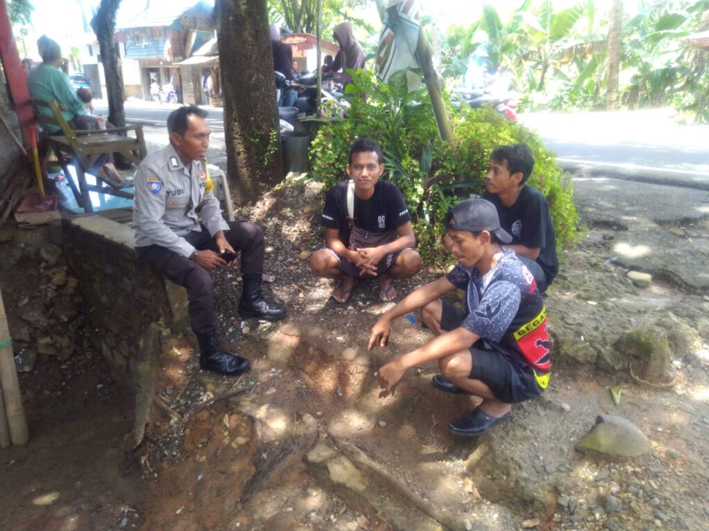 Polsek Carita Laksanakan Patroli Siang di Desa Sukajadi 2 WhatsApp Image 2024 07 30 at 05.29.07