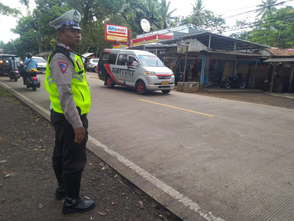 Kanit Lantas Polsek Carita, Aiptu Joko Bagus, Laksanakan Strong Point Gatur Lalin di Jalan Raya Carita 3 WhatsApp Image 2024 07 30 at 05.31.56