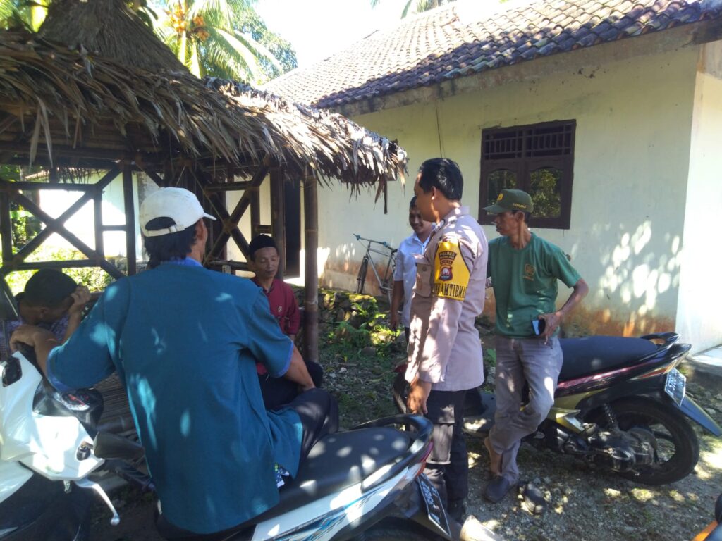 Bhabinkamtibmas Polsek Carita Laksanakan Sambang ke Kantor Desa Sukarame 4 WhatsApp Image 2024 07 30 at 05.33.55