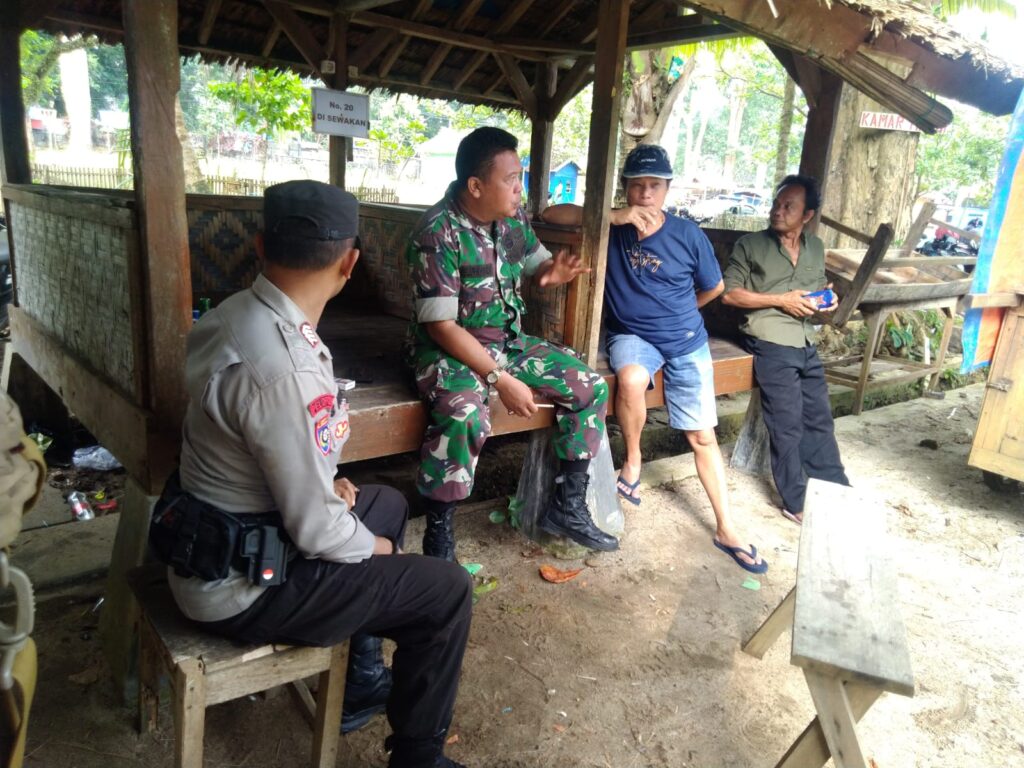 Polsek Carita Lakukan Patroli Dialogis ke Pantai-pantai di Carita 5 WhatsApp Image 2024 07 30 at 05.36.08